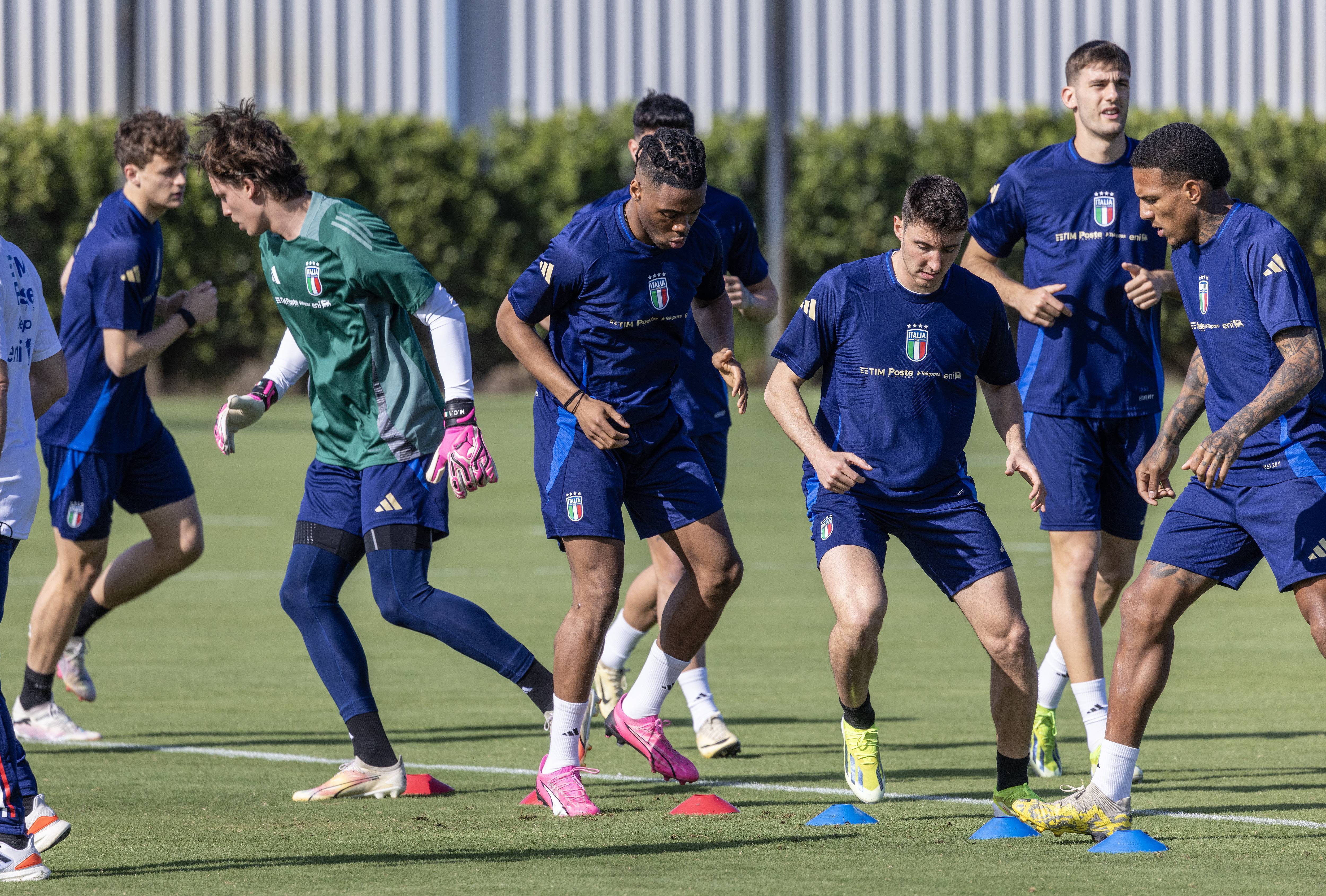 欧洲国家间足球对抗赛现场，球队实力碰撞的简单介绍