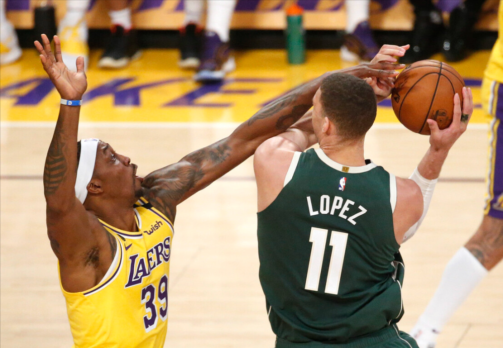 关于雄鹿中锋职业生涯新高,连续刷新记录的信息 关于雄鹿中锋职业生涯新高,连续刷新记录的信息