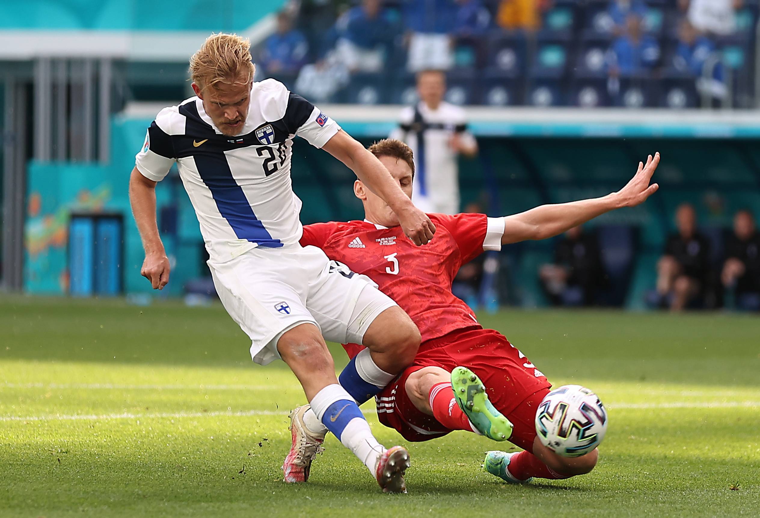 精彩足球比赛等待开启，球队准备充分