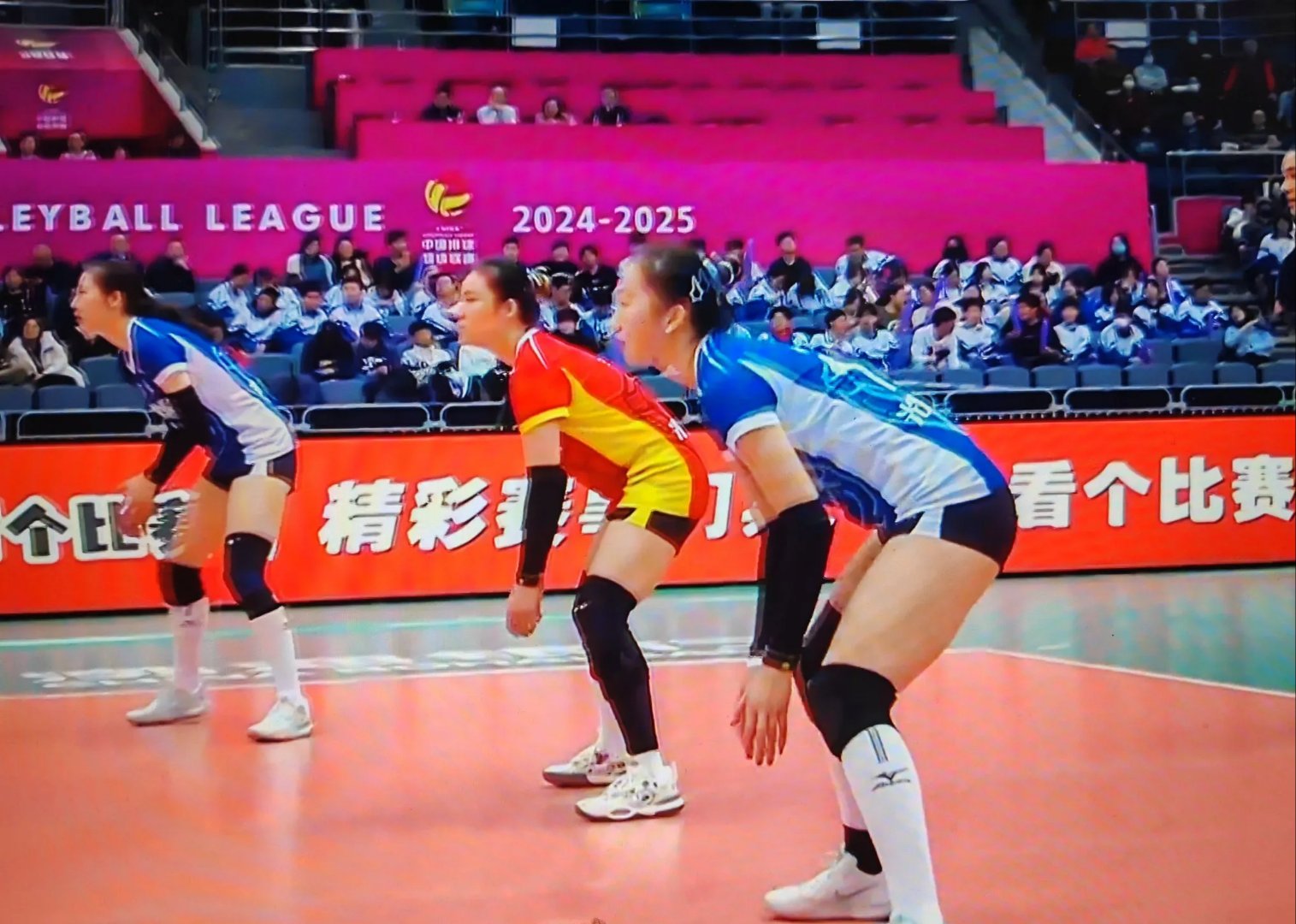 开云体育官方网站-女子足球教练团队备战决赛，战术犀利