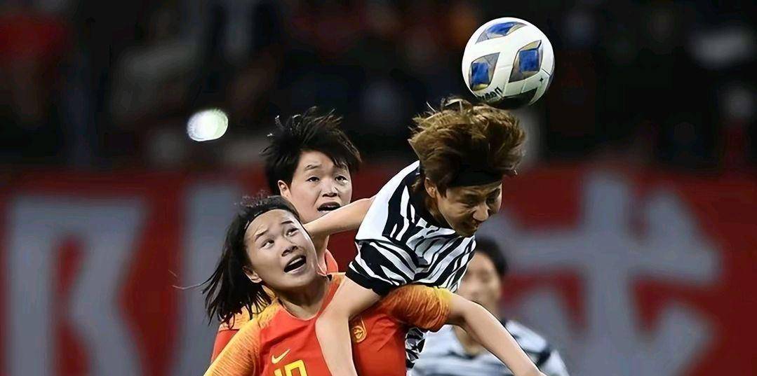 女子足球教练团队备战决赛，战术犀利