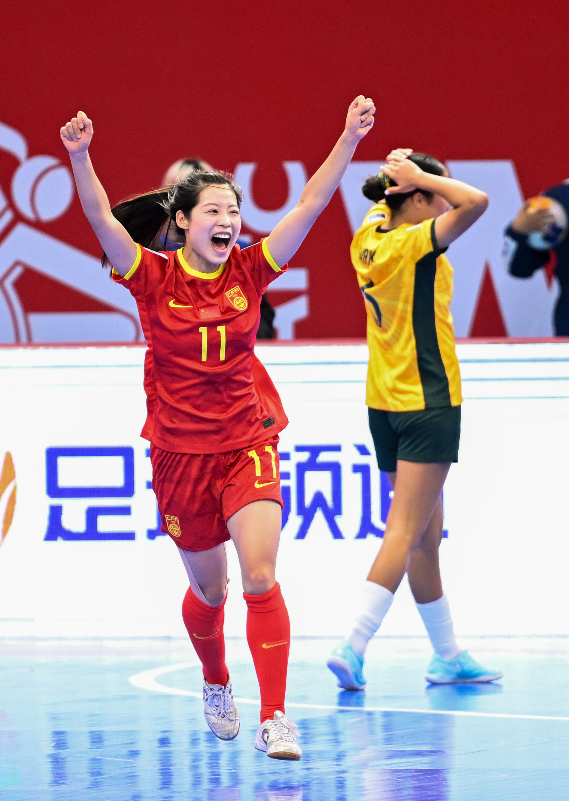 U女子足球冠军杯激烈角逐