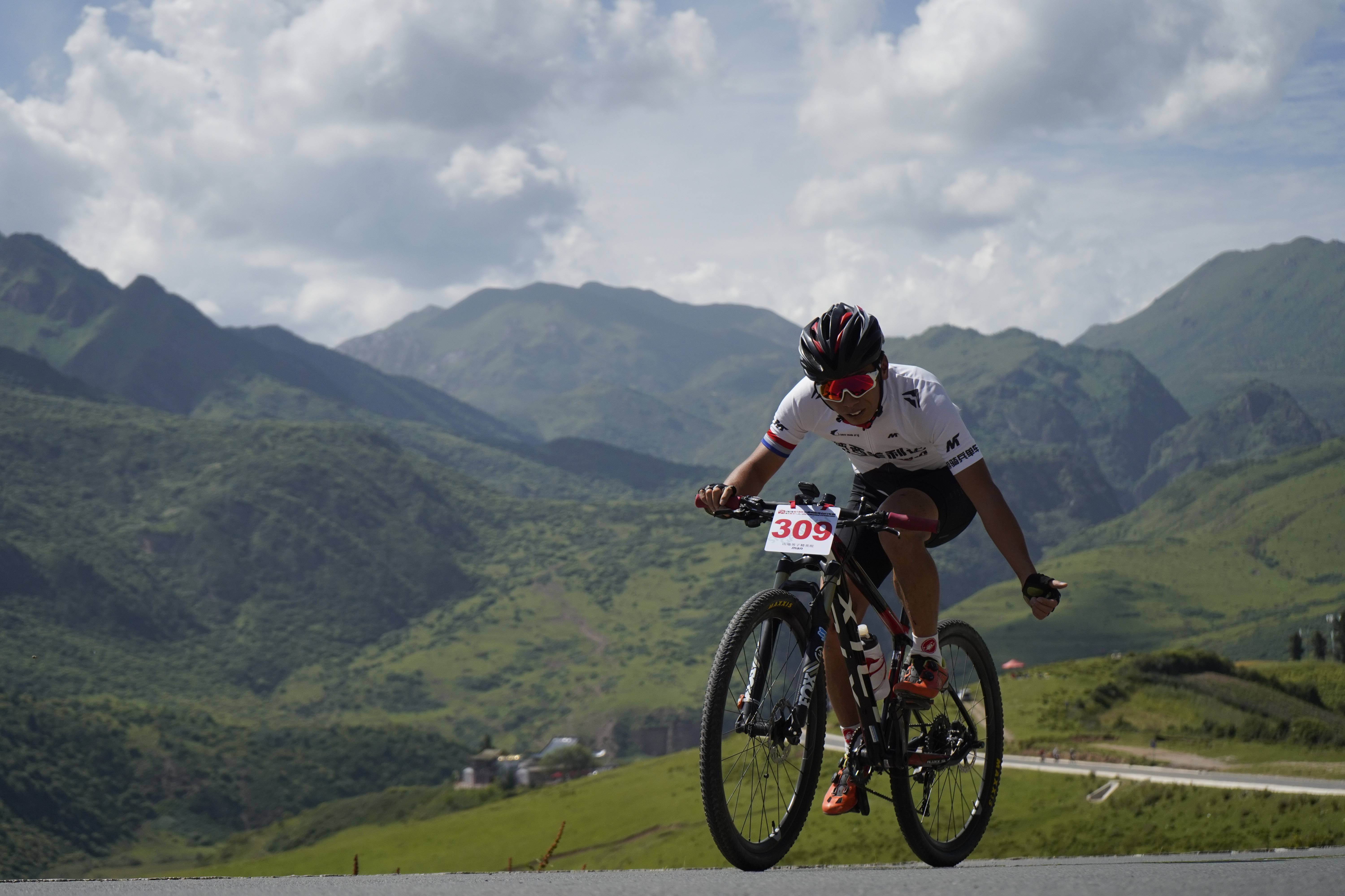 开云下载-全心投入的比赛中，选手们谱写传奇