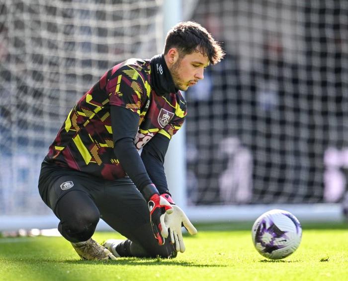 伯恩利门将连续关键扑救，立下大功的简单介绍