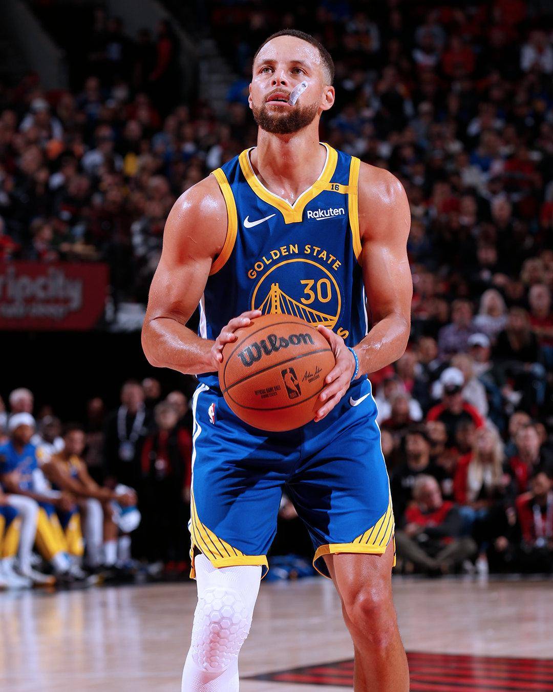 勇士大胜开拓者，库里神奇三分彻底掌控局势的简单介绍