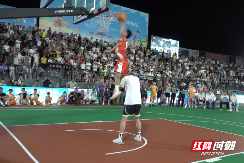 开云下载-包含篮球赛事掀起狂热热潮，球迷热情高涨的词条