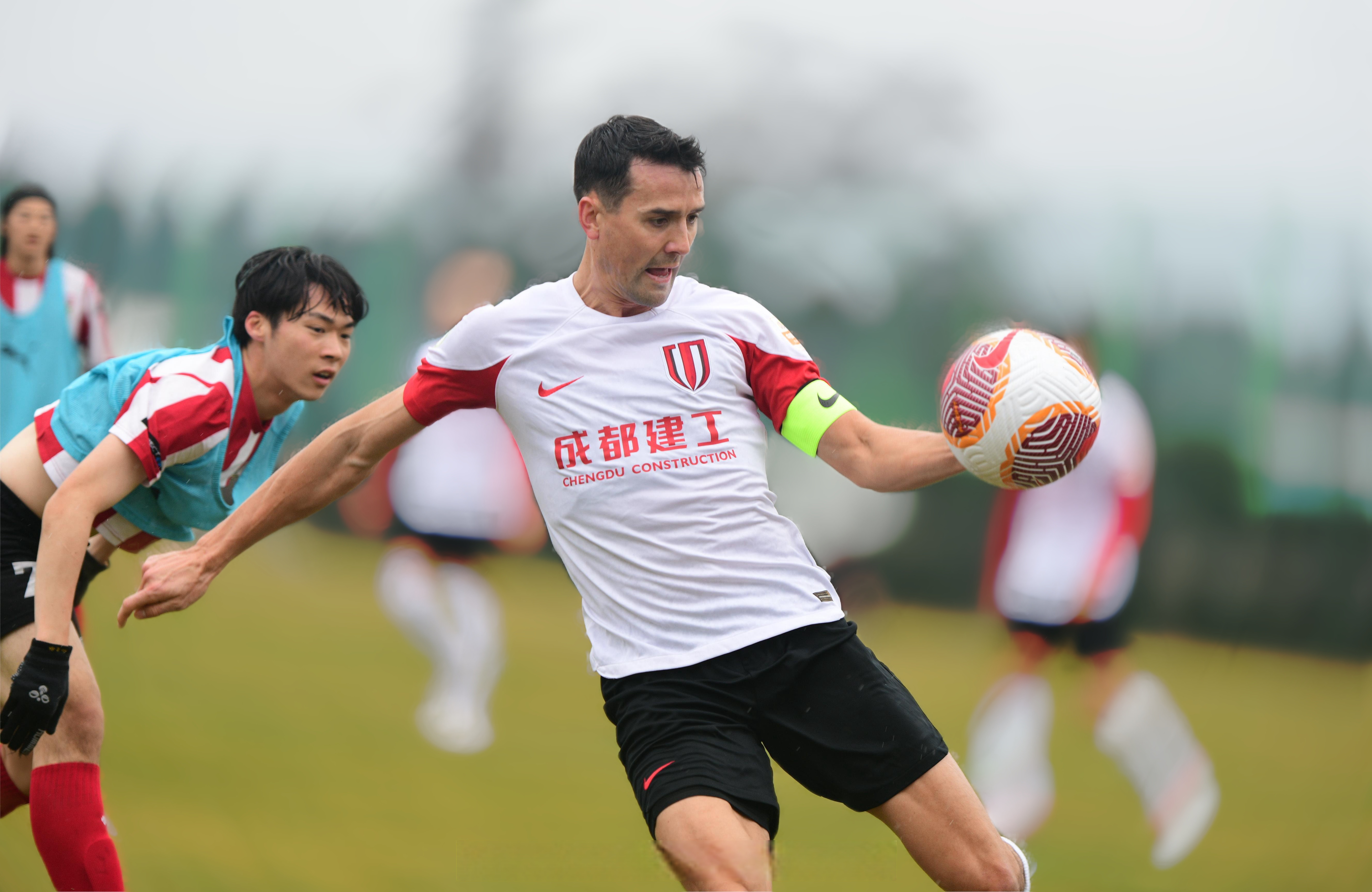 场上球员们展现出优异技术 场上球员们展现出优异技术