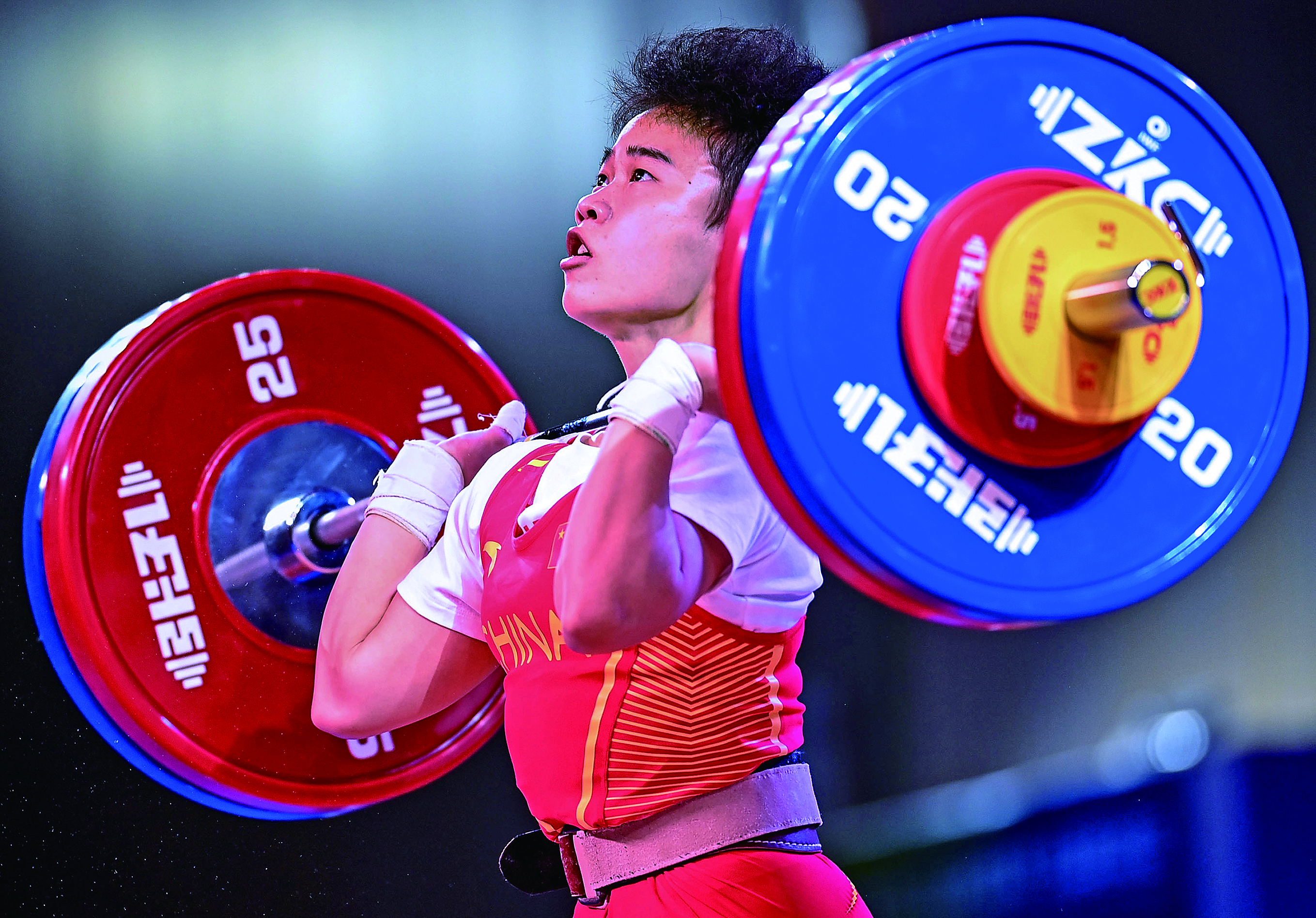 举重项目惊险比拼,选手夺取金牌的喜悦的简单介绍 举重项目惊险比拼,选手夺取金牌的喜悦的简单介绍