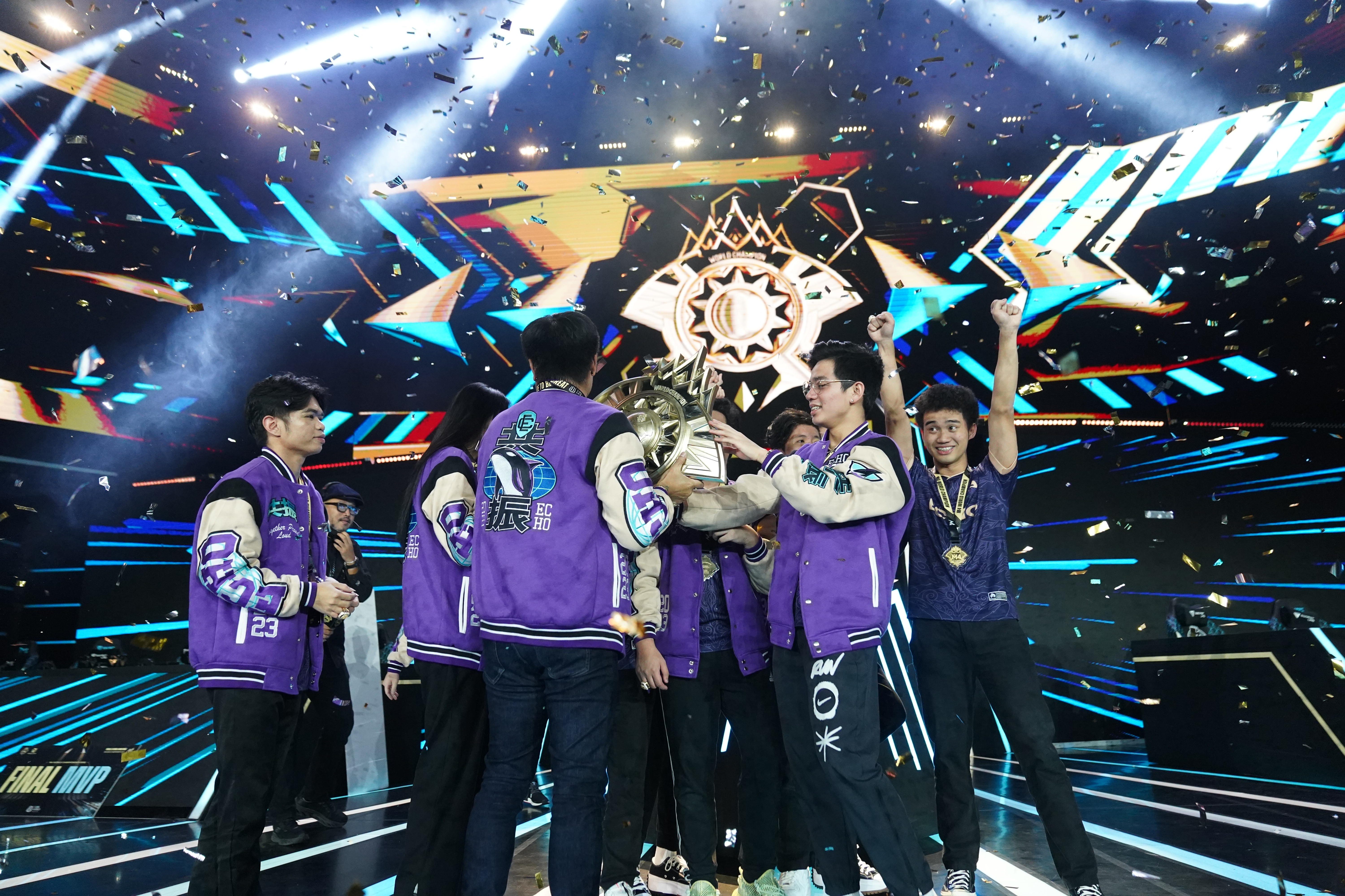 对抗激烈队员拼尽全力获胜