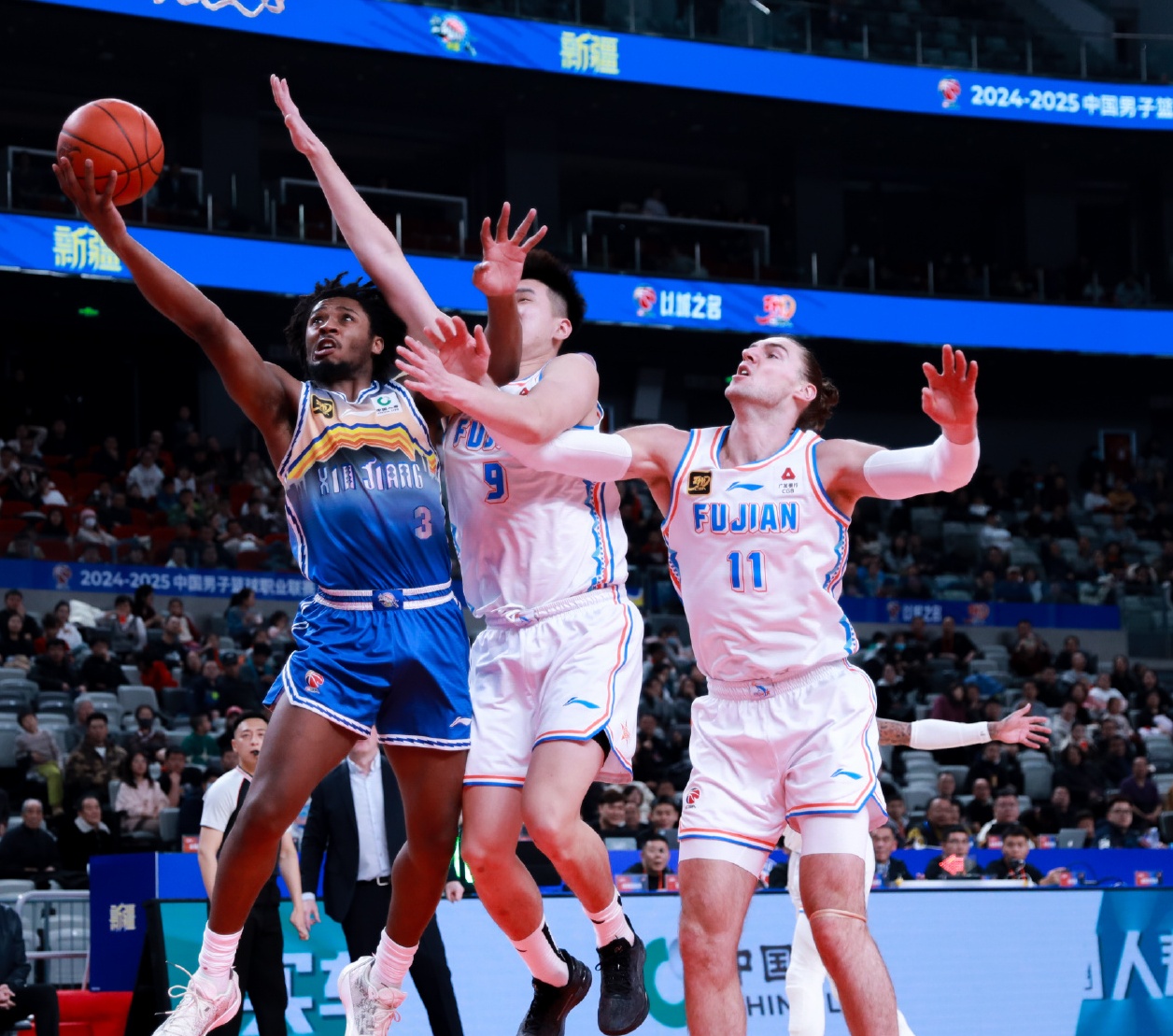 新疆男篮主场力克对手,冲击前列 新疆男篮主场力克对手,冲击前列