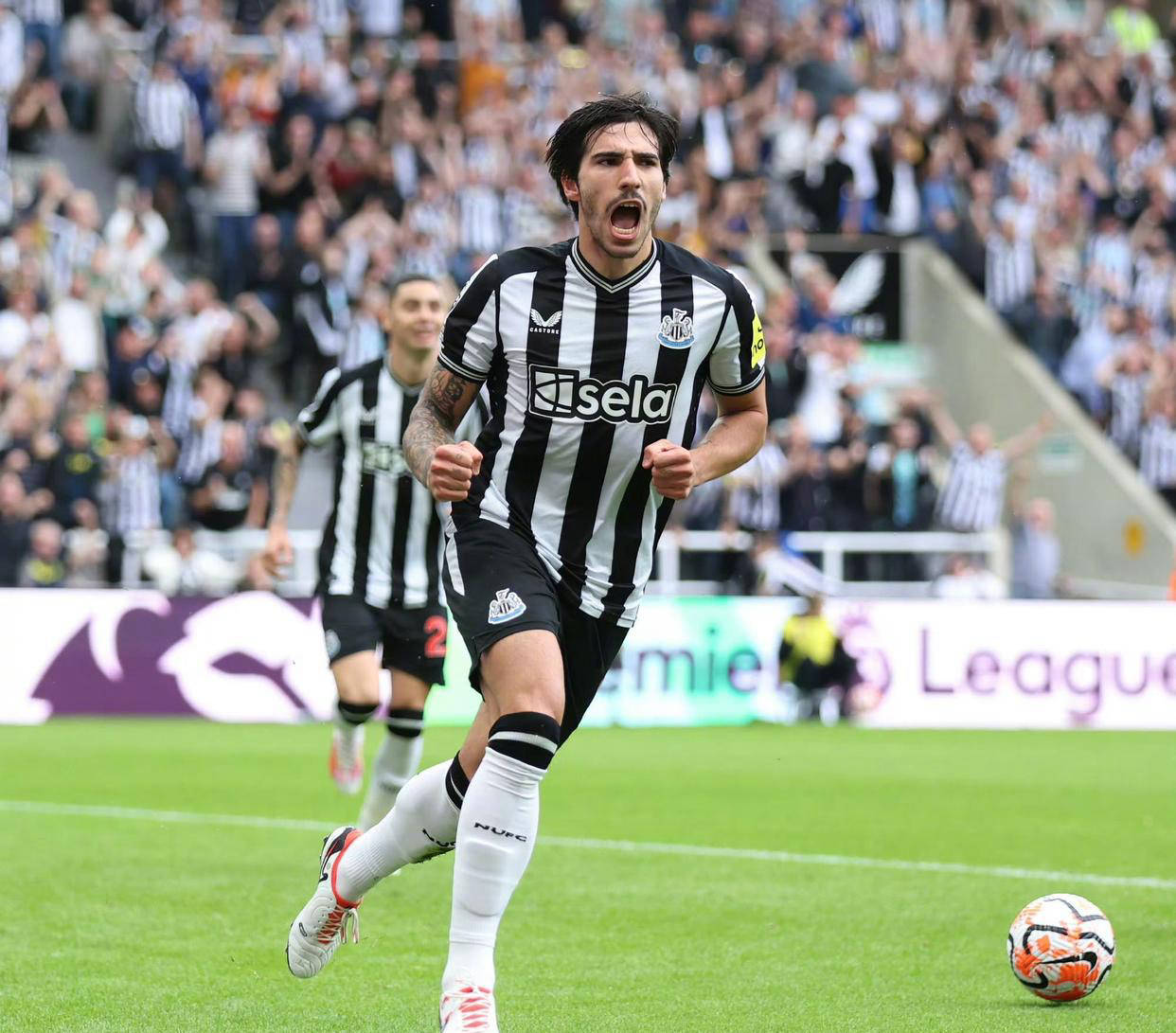 关于AC米兰主场力克皇家马德里，提前出线的信息