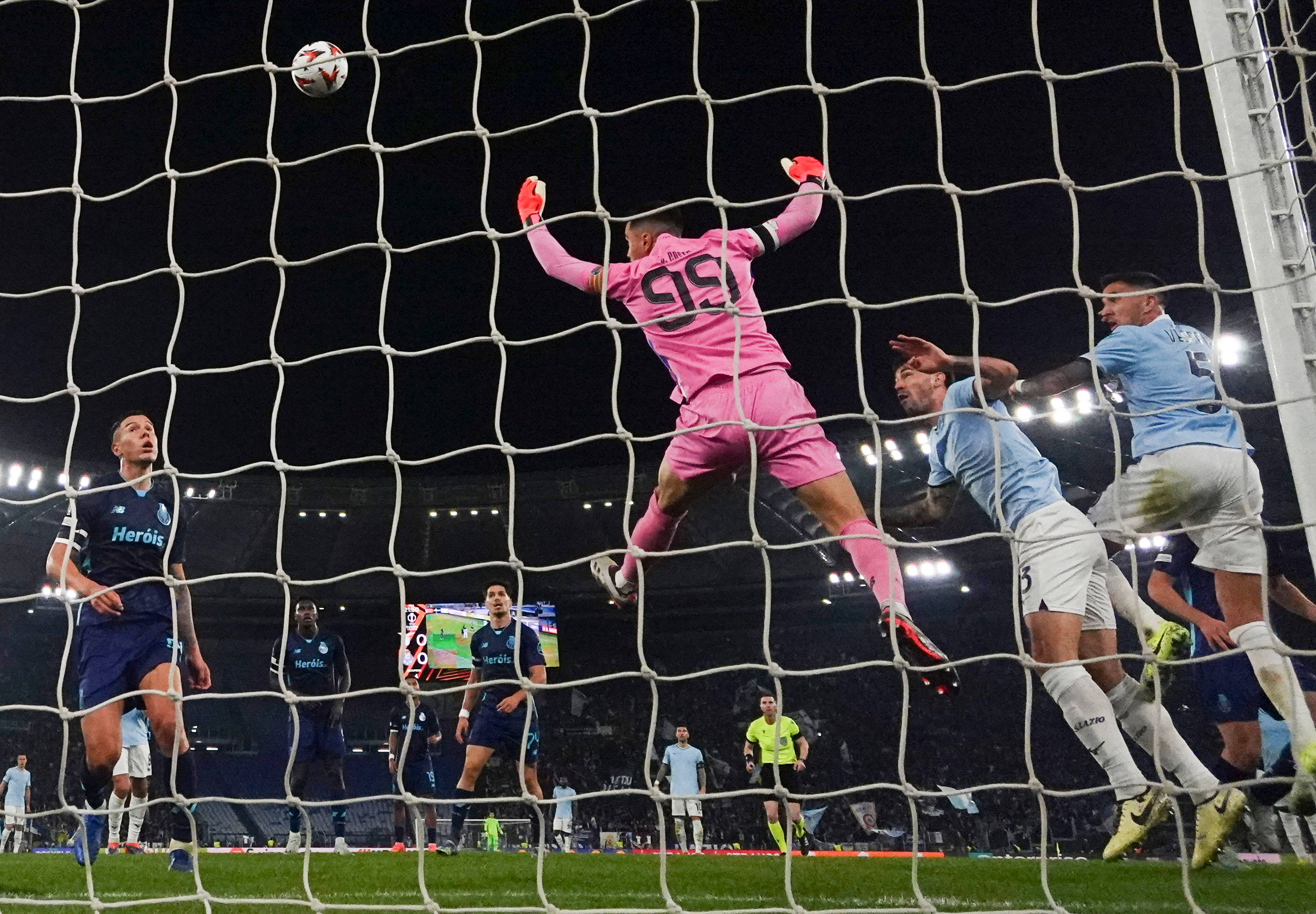 拉齐奥丢球后连追两球追平