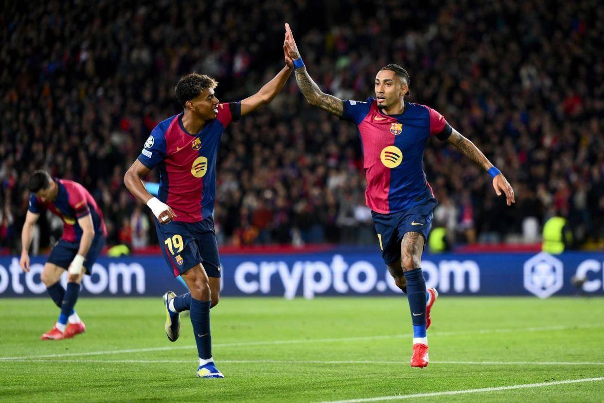 开云官网-足坛传奇现身巴塞罗那，助力球队冲刺欧冠