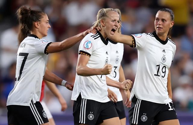 瑞典举重选手力压群雄 瑞典举重选手力压群雄