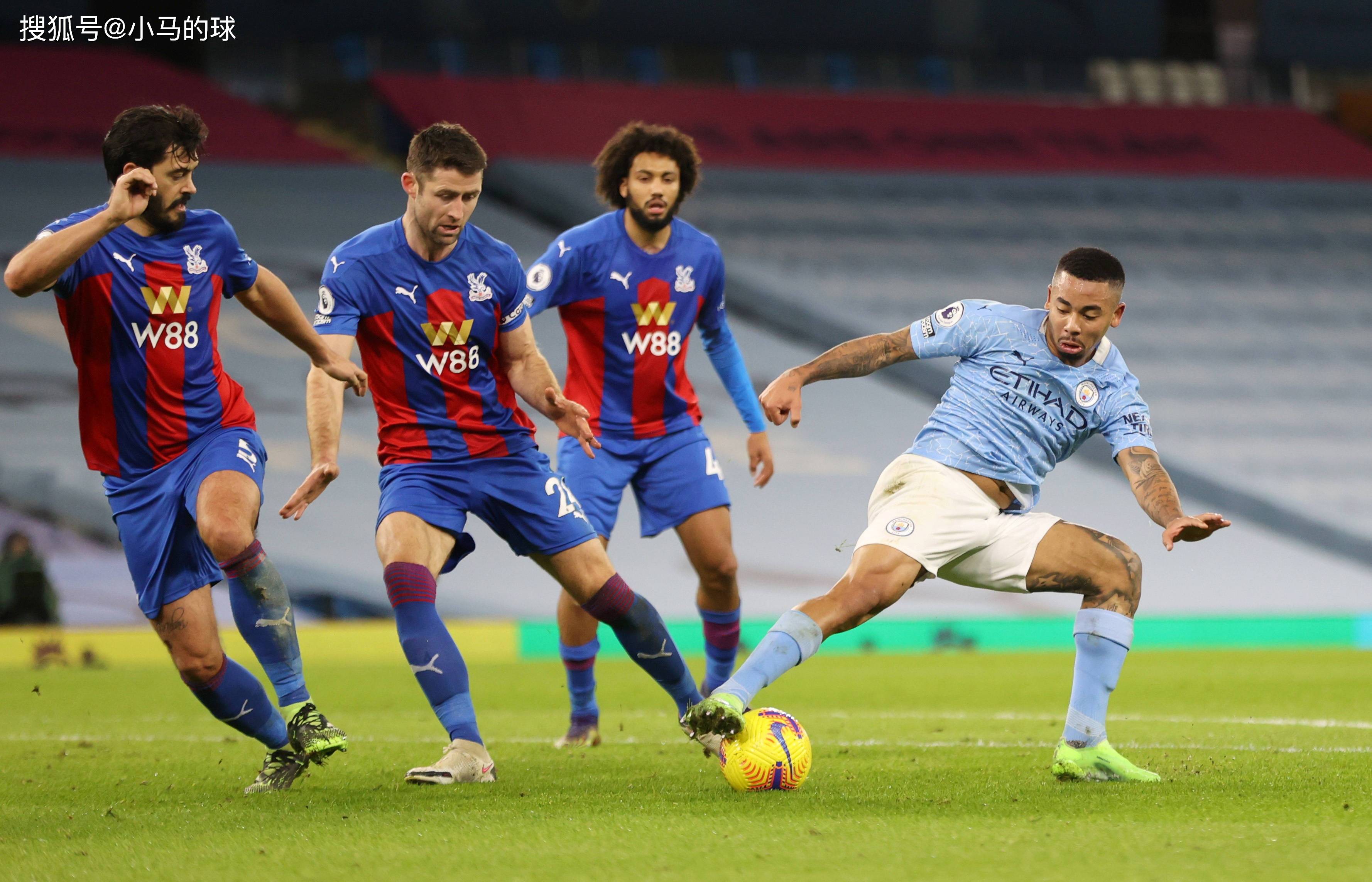 曼城防守线表现出色,迎战重要对手 曼城防守线表现出色,迎战重要对手