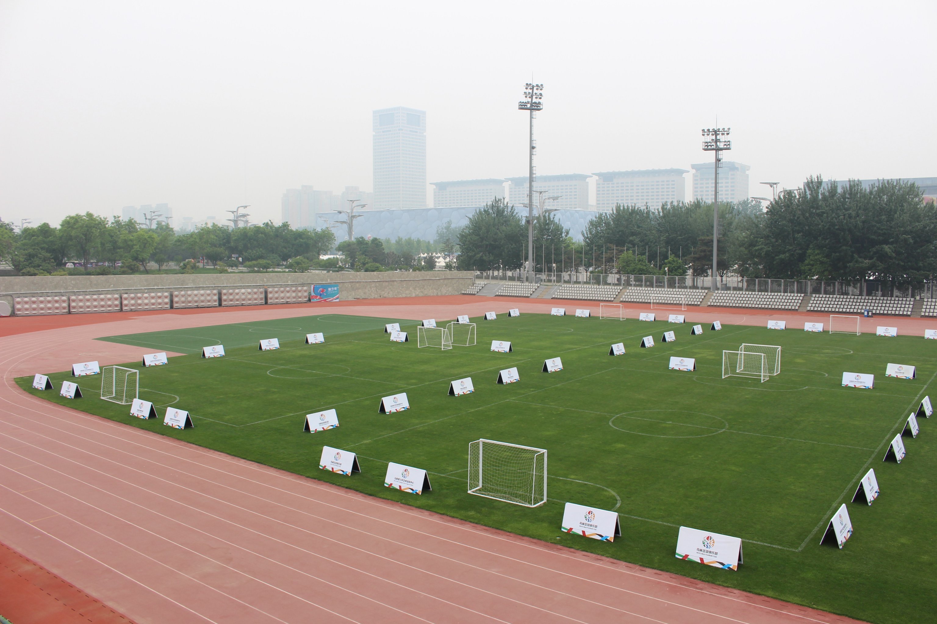 开云体育在线-关于南北半球足球馆建设进展顺利的信息