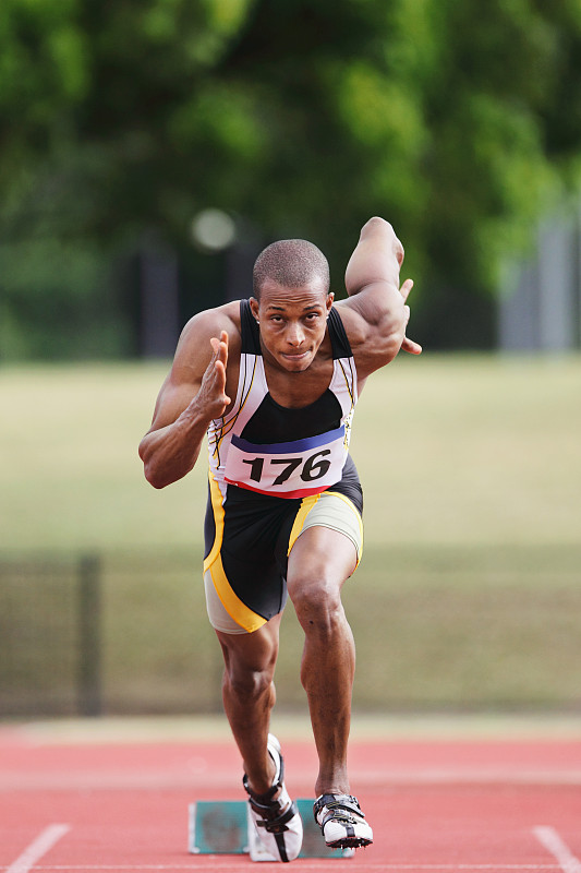 开云APP-飞速冲刺！力求突破的运动员们