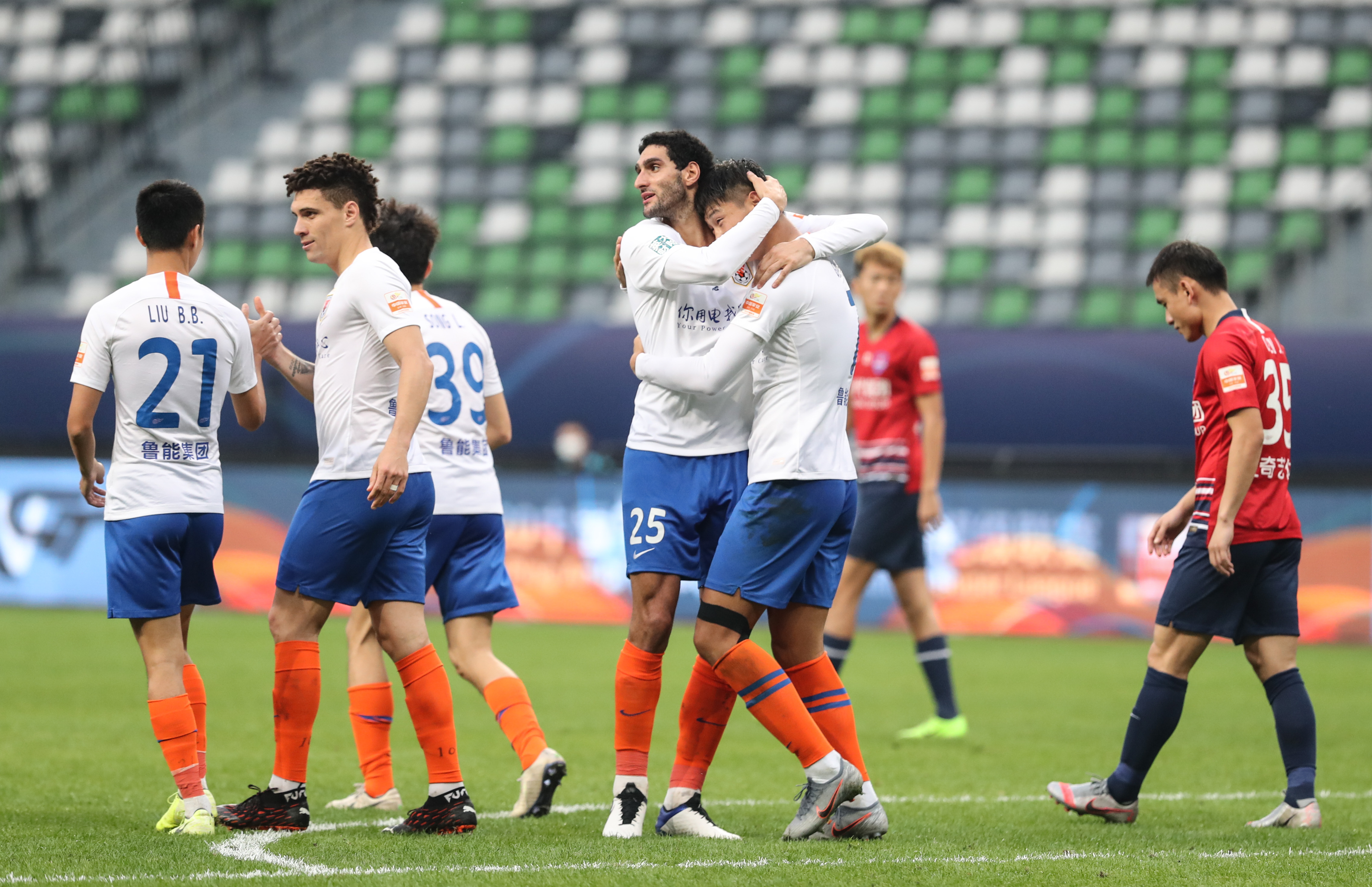 包含恒大客场逆转,惊险击败鲁能夺得胜利的词条 包含恒大客场逆转,惊险击败鲁能夺得胜利的词条