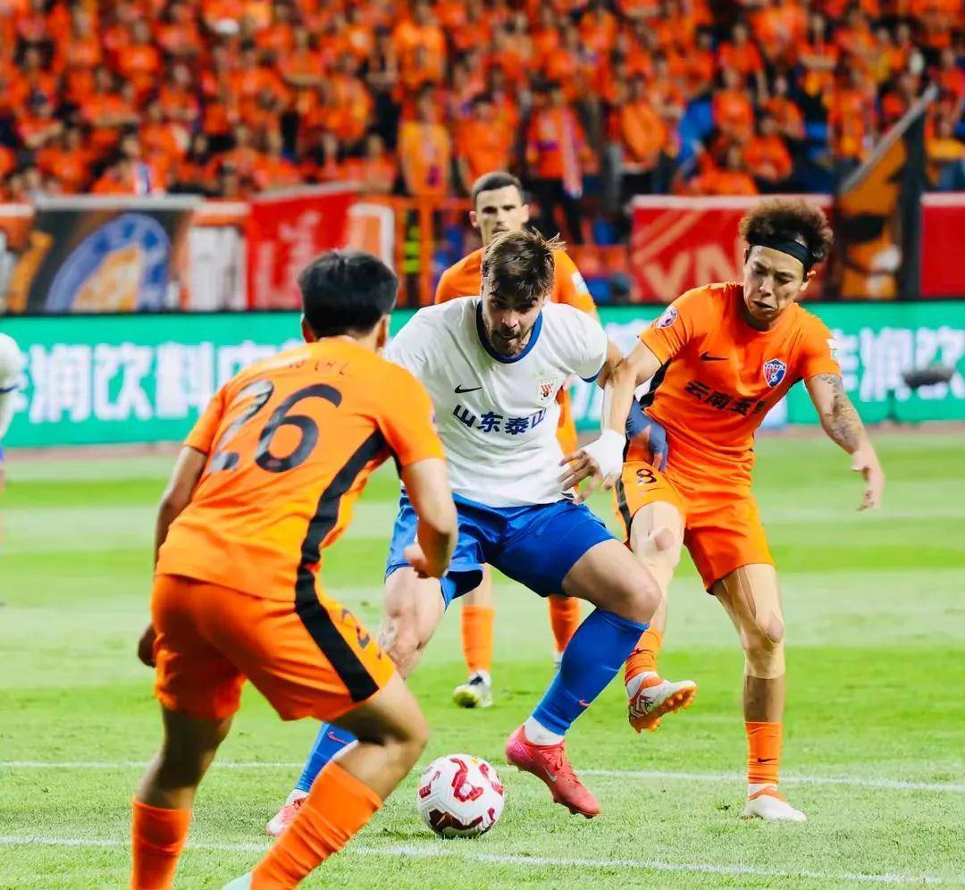 开云APP-球员遭受重创被迫离场，比赛现场紧张