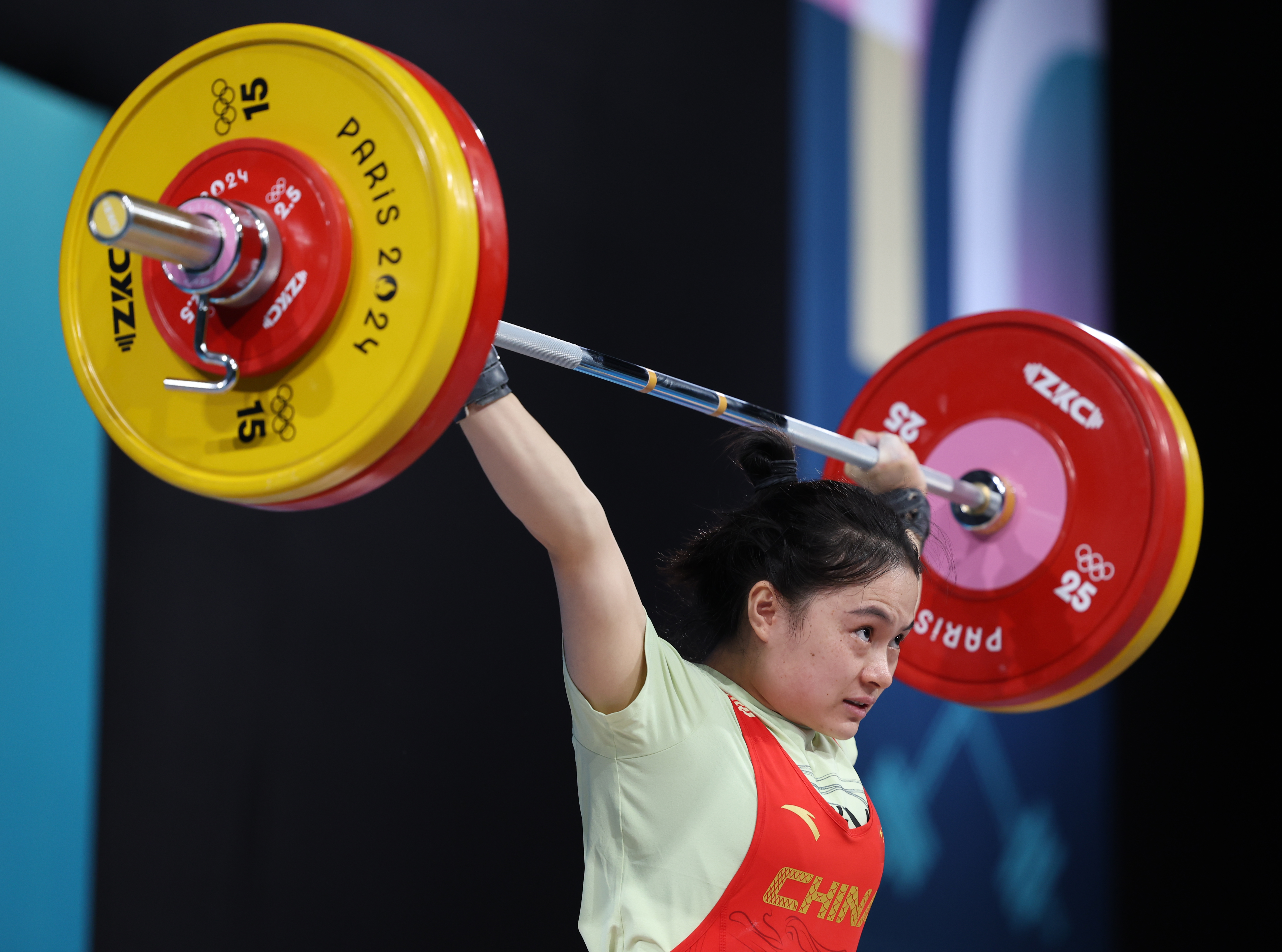开云体育登录-女子举重冠军登顶，创造历史佳绩