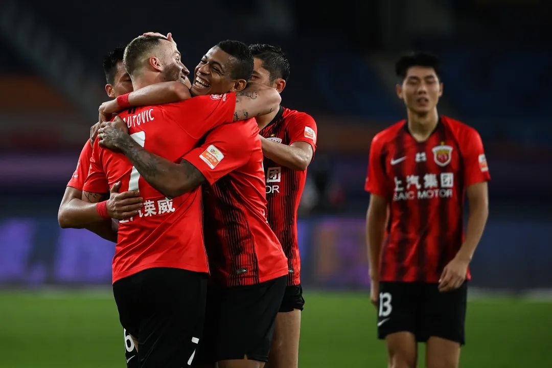 上港连胜拔头筹，越战越勇不可一世