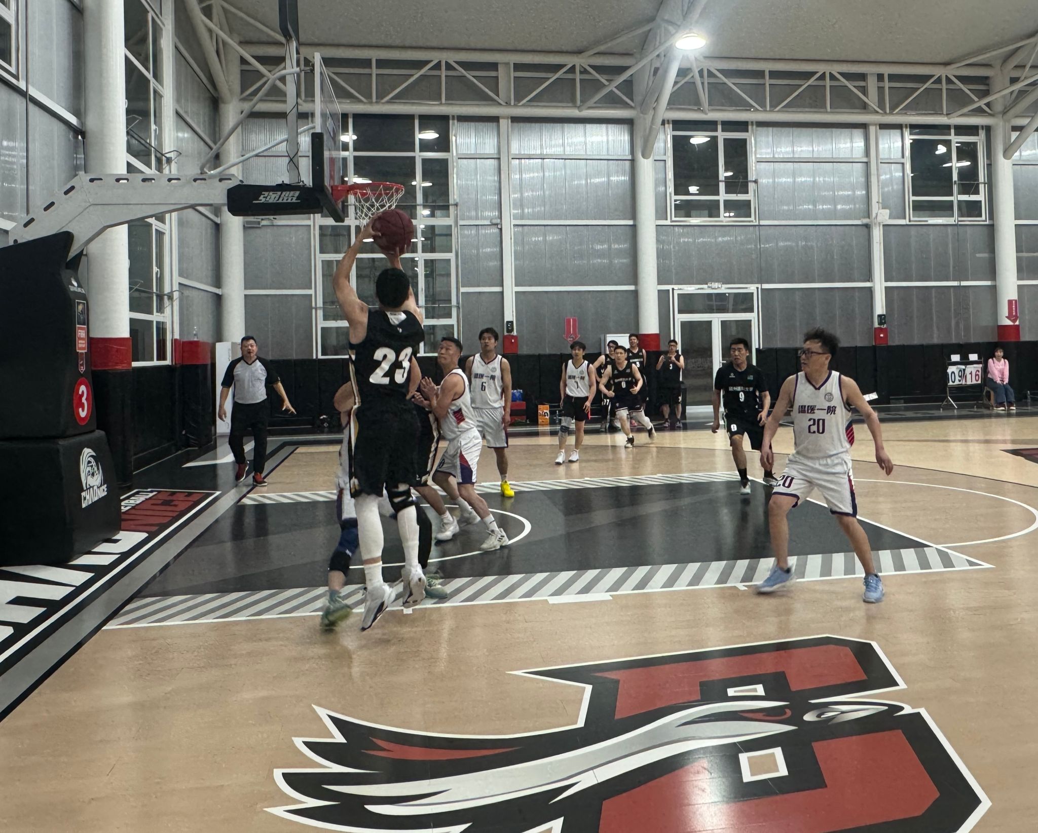 新疆乌鲁木齐篮球馆迎来激烈角逐,现场气氛热烈! 新疆乌鲁木齐篮球馆迎来激烈角逐,现场气氛热烈!