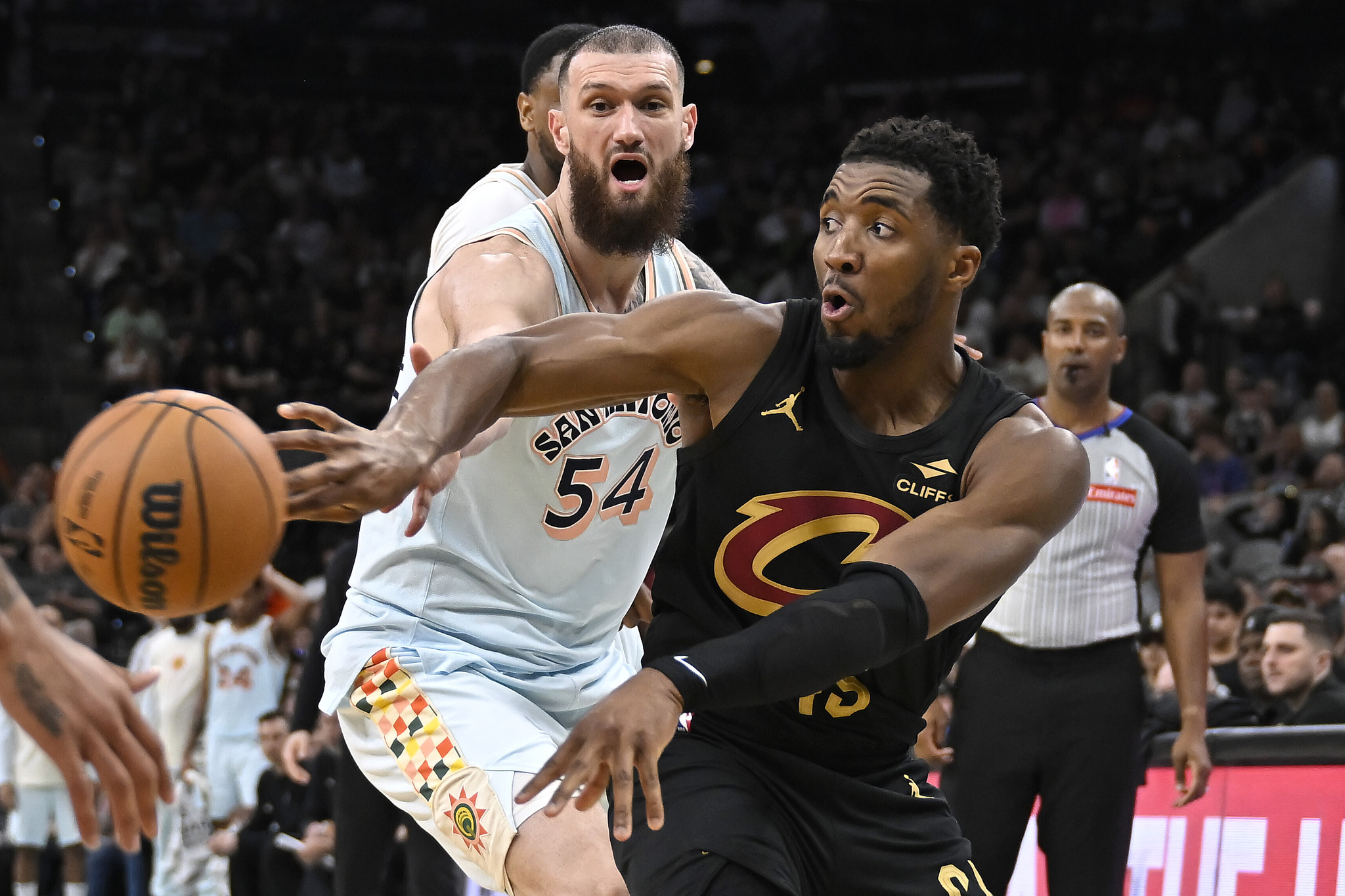 关于山东队碾压公牛,米切尔扛起全队的信息 关于山东队碾压公牛,米切尔扛起全队的信息